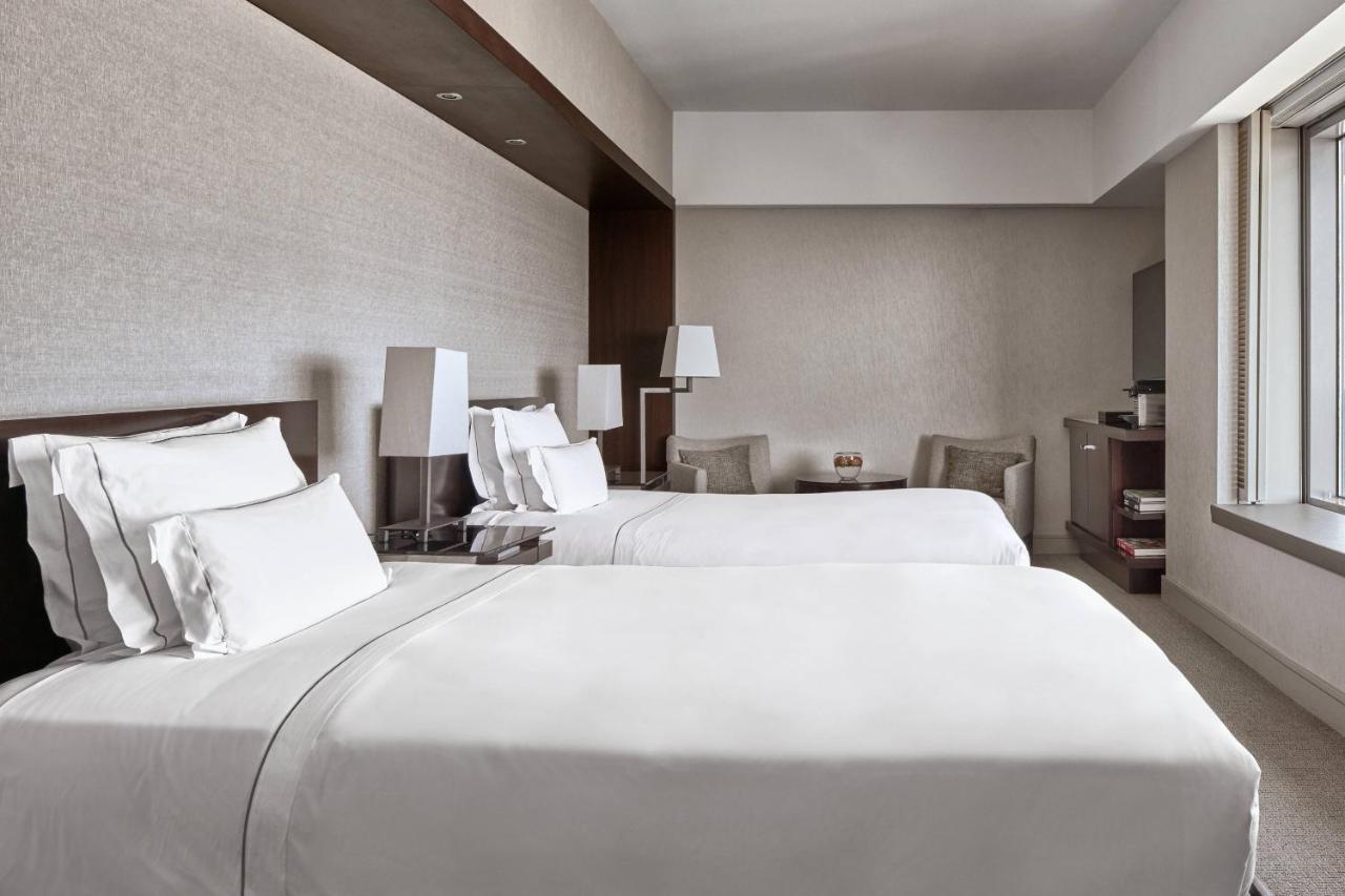 Hotel Arts Barcellona Esterno foto A guest room at the hotel