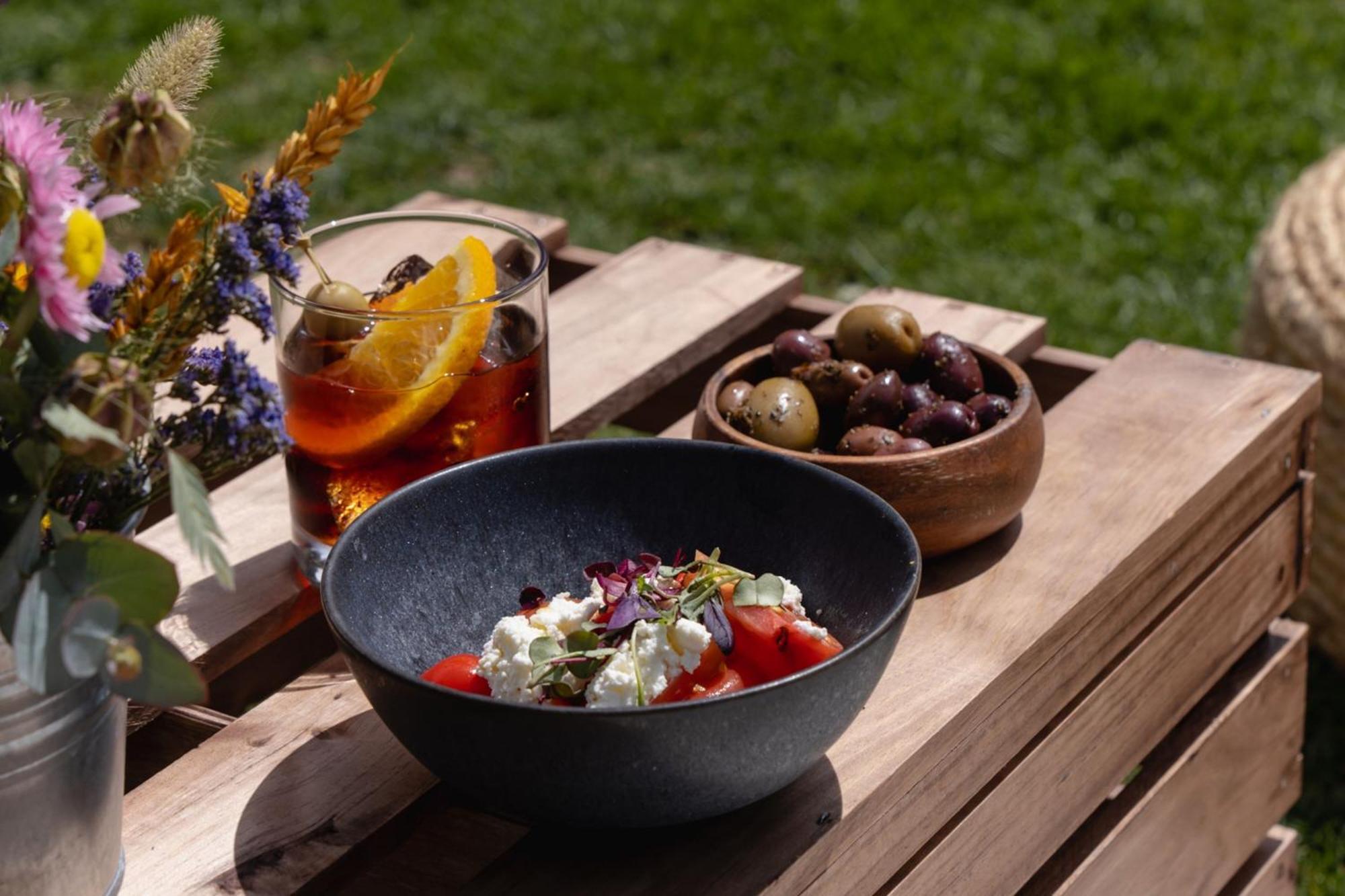 Hotel Arts Barcellona Esterno foto A Greek salad