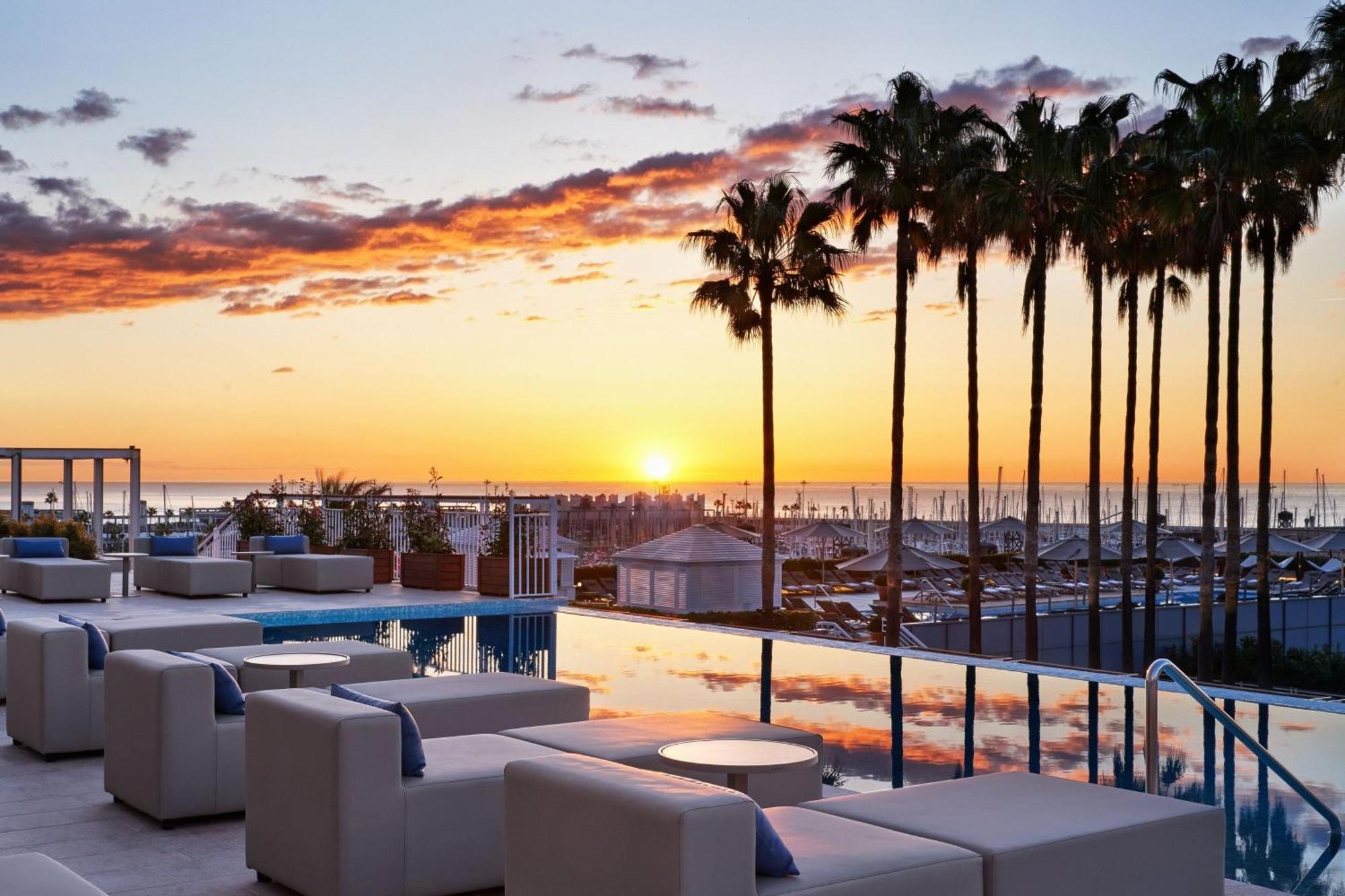 Hotel Arts Barcellona Esterno foto Sunset at the pool deck