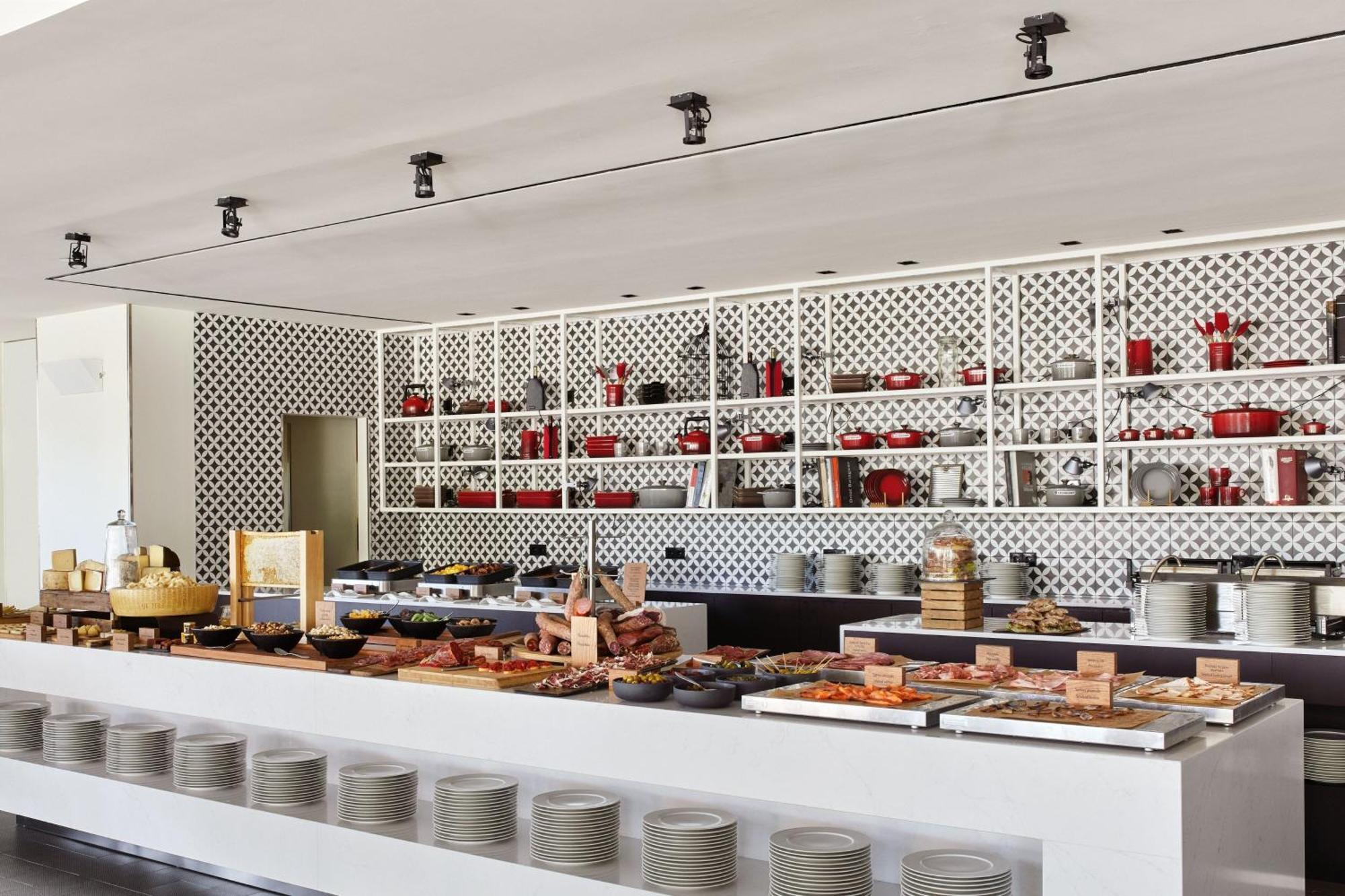 Hotel Arts Barcellona Esterno foto The buffet at the restaurant
